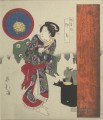 Frau steht mit Lack Tablett mit Sake Totoya Hokkei Japanisch